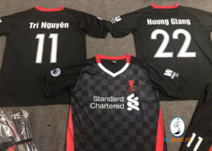 ÁO LIVERPOOL ĐEN 2020 IN CHO KHÁCH
