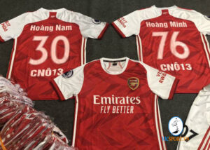 LỚP CNÔ13 TRONG MÀU ÁO ARSENAL ĐỎ