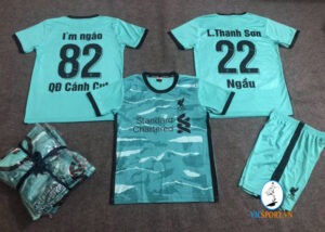 ÁO LIVERPOOL XANH TRẺ EM IN CHO KHÁCH
