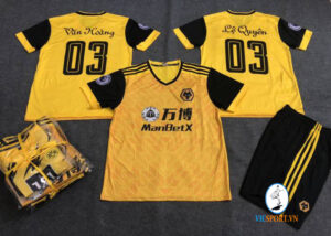 ÁO WOLVES HAMPTON VÀNG IN CHO KHÁCH