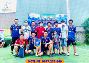 FC GIÀ TRONG MÀU ÁO MU XANH