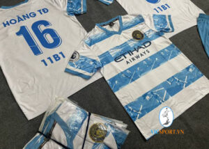 LỚP 11B1 TRONG MÀU ÁO MAN CITY